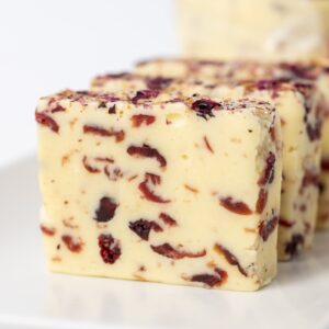 Ciocolată de Casă Albă cu Merișoare și Petale de Trandafiri